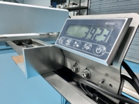 Machine semi-automatique de rainurage en V et de découpe d'angles pour boîtes rigides, rainureuse pour carton et boîtes à programmation automatique