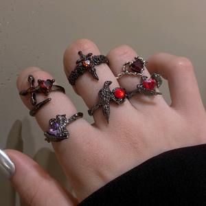 Bagues ajustables pour femmes, style gothique noir, avec cristal rouge, corbeau, strass rouge foncé, fleur de rose, symbole de croix et d'araignée - Product Image 2