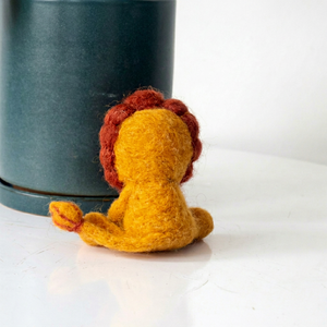Juguete de León Sentado Adorable de Fieltro y Hilo para Niños, Llavero de Animal de Safari - Product Image 3
