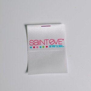 Etiqueta de tela satinada impresa personalizada con logotipo y símbolos de lavado Hierro en el respaldo para accesorios - Product Image 1