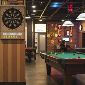 Cible de fléchettes électronique commerciale de 15,5 pouces pour 4 jeux, 12 fléchettes avec 100 pointes de rechange - OEM/ODM disponible - Product Image 1