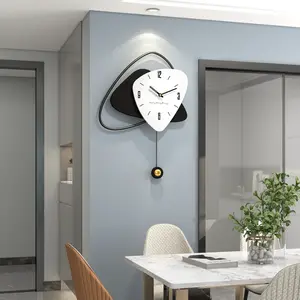 NISEVEN Modern Minimalista Triangular Relógio De Parede Decoração De Casa Relógio De Parede De Madeira Com Pêndulo Para Sala De Estar Escritório