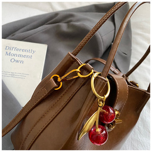 Borsa a Mano in Pelle PU con Design a Secchiello e Cerniera per Donne, Nuova Collezione 2026, <span class=keywords><strong>Borse</strong></span> a Spalla di <span class=keywords><strong>Lusso</strong></span> con Ciondolo a Ciliegia - Product Image 3