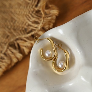 Pendientes de Aro de Acero Inoxidable con Perlas Artificiales Redondas y Diseño de Luna, Chapados en Oro de 18k, No se Desvanecen - Product Image 4