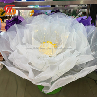 Support de fleurs électrique géant personnalisé pour mariage, en maille, avec grandes fleurs artificielles et bande lumineuse LED