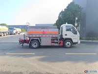 Camion-citerne compact HOWO <5000L avec pompe et compteur, capacité 2,5 m³, transmission manuelle 4x2, neuf pour équipement de construction