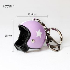 Porte-clés mousqueton en PVC en forme d'étoile à cinq branches, style casque de moto, design moderne, pour décoration de voiture et sac - Product Image 2