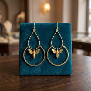 Boucles d'oreilles créoles en laiton plaqué or faites à la main par Soumya Creations, style bohème, forme d'insecte, Rajasthan, pour mariage, fiançailles, cadeau - Product Image 4