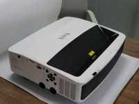Projecteur laser ultra courte focale 5000 lumens 4K HDR pour une expérience cinéma immersive dans un home cinéma de luxe