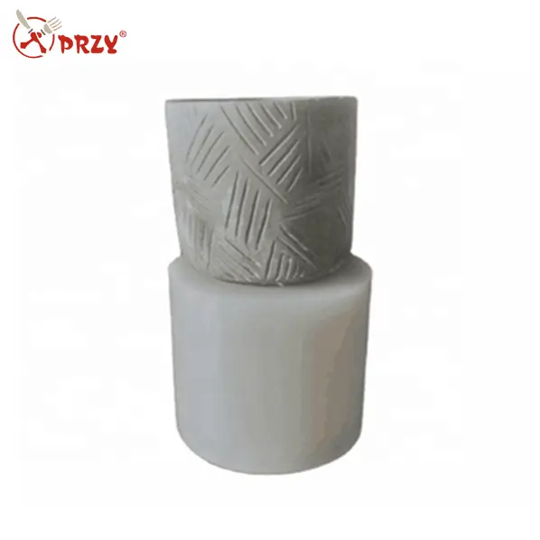Силиконовая форма на цилиндрической поверхности с текстурой, используемой для изготовления цементного цветочного горшка