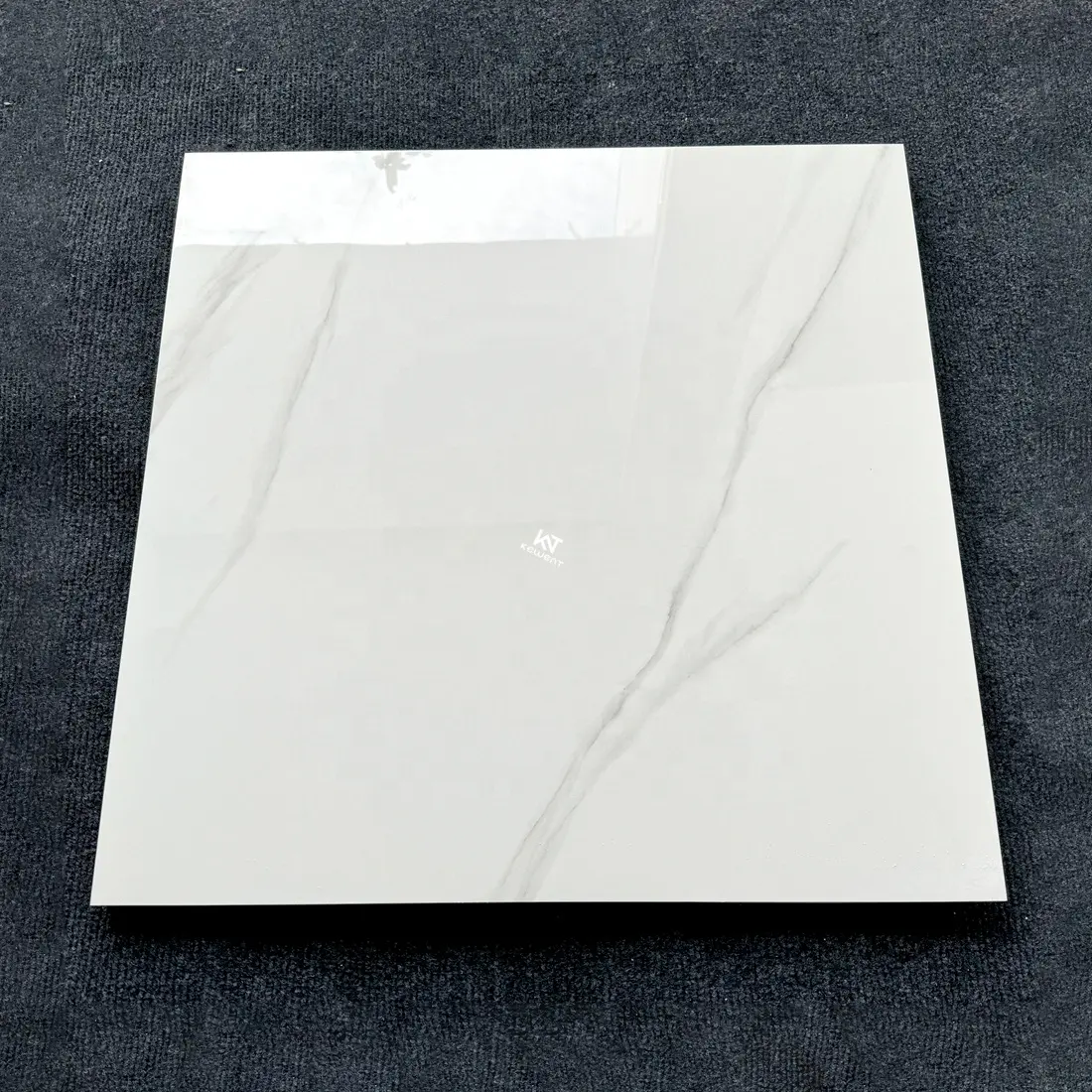 Desain kustom ubin lantai porselen marmer putih Foshan 600x600 untuk ruang tamu