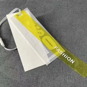 Papier de carton blanc de luxe en gros avec jeans personnalisés recyclés en relief étiquettes suspendues pour vêtements étiquettes avec logo personnalisé