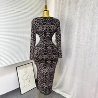 Robe longue élégante à imprimé léopard avec col en V croisé et strass pour femme, coupe ajustée, tenue de soirée