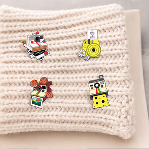 Pin de solapa metálico esmaltado retro con diseño de cámara y flor <span class=keywords><strong>Instax</strong></span>, personalizado floral, para mochilas y moda, al por mayor - Product Image 2