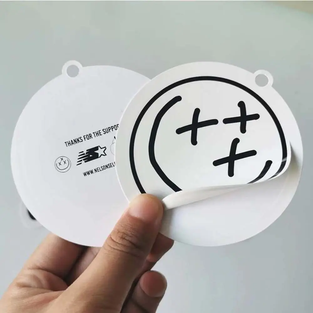 UV Die cut kustom cetak Logo stiker Tag tahan air pakaian HangTag stiker