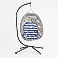 Fauteuil suspendu en osier style Hamptons, forme goutte d'eau, avec base croisée et coussin rayé bleu marine, pour balcon et jardin