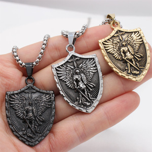 Collana con Ciondolo a Scudo in Acciaio al Titanio per Uomo, Stile Retrò Personalizzato Europeo e Americano con Croce e Angelo Guerriero - Product Image 1