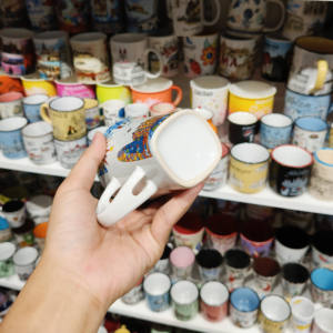 Taza <span class=keywords><strong>de</strong></span> cerámica con diseño <span class=keywords><strong>de</strong></span> mosaico <span class=keywords><strong>de</strong></span> la Sagrada Familia <span class=keywords><strong>de</strong></span> <span class=keywords><strong>Barcelona</strong></span> y Gaudí, con asa y cuchara a juego, para regalo y recu - Product Image 4