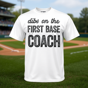 T-shirt Dibs On The First Base Coach pour les fans et les entraîneurs de baseball - Product Image 2