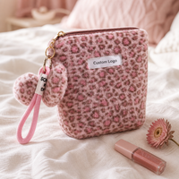 Sac cosmétique en fausse fourrure imprimé léopard ODM pour femme, grande capacité, trousse de toilette de voyage, porte-clés cœur en peluche, mignon, automne-hiver