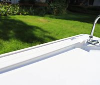 Nouveau matériau Tables de filet de poisson pliantes en HDPE avec pulvérisateur de nettoyage et robinet pliable