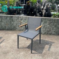 Chaise de salle à manger moderne minimaliste en aluminium léger avec accoudoirs en bois, écologique, résistante aux intempéries, empilable, pour extérieur et villa