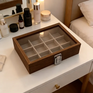Boîte de présentation de bijoux en bois et verre avec couvercle transparent, compartiments à grille et boucle métallique pour la vente au détail - Product Image 4