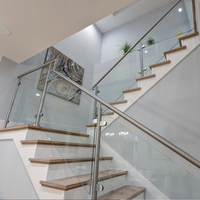 Balustrade d'escalier intérieure en verre avec poteaux en acier inoxydable et main courante en bois