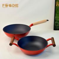 Nouveauté 2026 : Batteries de cuisine en fonte émaillée légère personnalisées en usine, comprenant un ensemble de woks chinois et des ustensiles de cuisine à manche en bois