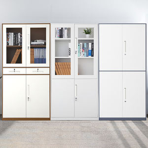 El personal de la sala de registro del hogar coloca el archivador para los documentos - Product Image 6