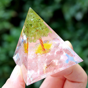 Pyramide en résine époxy avec pierres concassées de cristal de fraise, ornement de bureau et décoration d'intérieur - Product Image 3