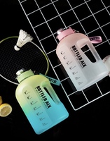 Bouteille d'eau en plastique givrée de grande capacité de grande capacité dégradée bouteille d'eau de sport portable avec poignée.