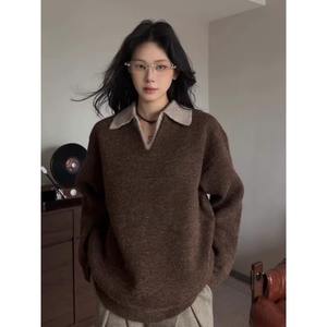 Pull tricoté pour homme style Old Money, col en V, couleur café, manches évasées fines, effet deux-pièces, automne-hiver, sensation haut de gamme décontractée - Product Image 1