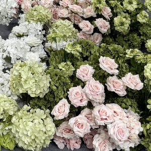 Composizione Floreale Artificiale di Ortensie Bianche, Rosa e Verdi Adatta per Decorazioni di Matrimoni ed Eventi - Product Image 4