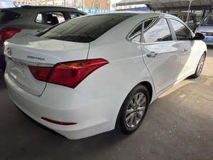 Hyundai Mistra 2.0L Berline 6AT Traction avant Sièges foncés 4-5 places 5 portes Familiale Éthanol 100 ch NPR Occasion Personnalisable 2015 - Product Image 4