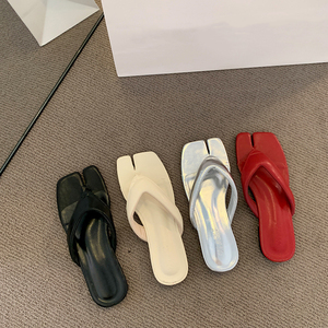 Magnifiques sandales de plage argentées pour femmes, parfaites pour les tenues d'été 2025, nouvelle collection, tongs plates style queue de cochon - Product Image 2