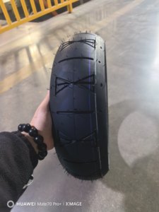 Neumático de Motocicleta sin Cámara de Aire, de Goma, Inflable, 120/70-12, Venta al por Mayor de Fábrica de Neumáticos <span class=keywords><strong>Black</strong></span> <span class=keywords><strong>Cat</strong></span> - Product Image 4