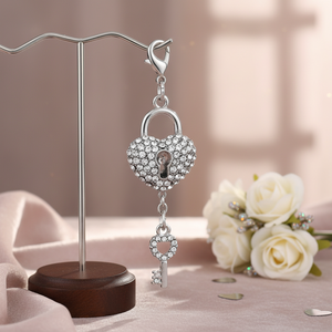 Portachiavi in cristallo con lucchetto a cuore e ciondolo a chiave, accessorio gioiello tono argento - Product Image 3