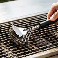 Brosse de nettoyage de barbecue robuste 3-en-1 avec grattoir et poils en acier, manche long de 43 cm pour grilles à gaz et à charbon de bois
