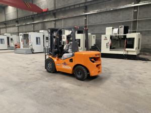 מלגזות דיזל למחסנים 4X4 הטובות ביותר למכירה, 2 טון, 3 טון, 3.5 טון, תקן CE, EPA, EURO5, מלגזות דיזל שחורות, מלגזות דיזל הידראוליות לחקלאות - Product Image 2