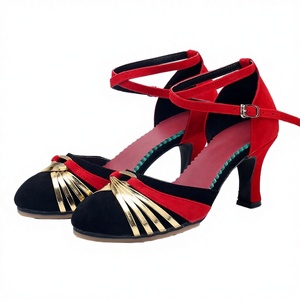 Chaussures de danse latine pour femmes, rouge et noir, en faux daim, talons avec lanières dorées, design à bride cheville - Product Image 2