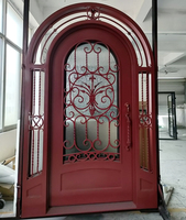 Puerta de Entrada Moderna Antirrobo de Hierro Forjado con Arco Completo, Patrón de Espiral Rojo y Vidrio Lateral para Exteriores de Villa