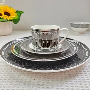 Nuevo Producto: Juego de 4 Platos de Porcelana de Lujo con Diseño Europeo Negro para Decoración de Comedor - Product Image 1