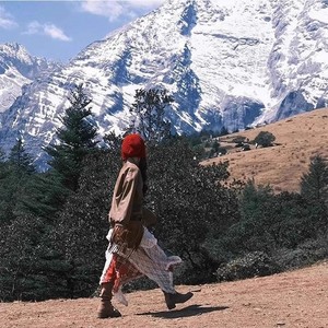 Bonnet tricoté pour femme avec pompons, chapeau chaud en laine pour les voyages et les activités de plein air, couleur unie rouge - Product Image 3