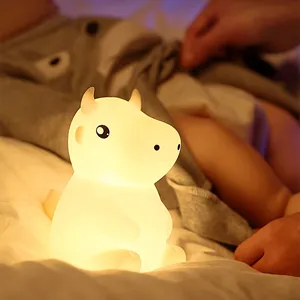 YIZHI 부드러운 암소 모양 실리콘 아기 침대 옆 보육 램프 7 단색 민감한 탭 제어 귀여운 Led 야간 조명 어린이 방