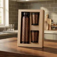 Ensemble cadeau de bouteille d'eau en cuivre écologique au design moderne et luxueux avec motif gravé sur toute la surface, quantité personnalisable pour un usage domestique