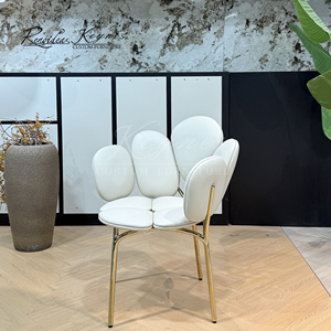 Silla de Comedor de Metal de Lujo con Brazos, Diseño Nórdico Creativo de Keynes, Tapizada en Terciopelo, para Bodas y Banquetes - Product Image 2