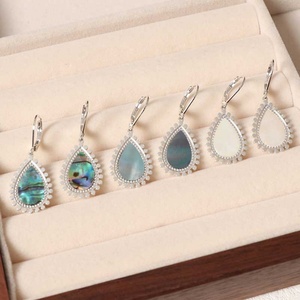 Boucles d'oreilles goutte d'eau à la mode pour femmes, boucles d'oreilles plaquées argent hypoallergénique en acier inoxydable, bijoux minimalistes pour un usage quotidien - Product Image 1