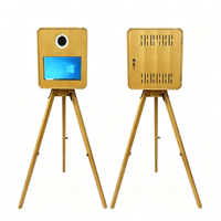 Photomaton vintage en bois sur trépied avec écran tactile, anneau lumineux et système Windows pour événements et locations de fêtes