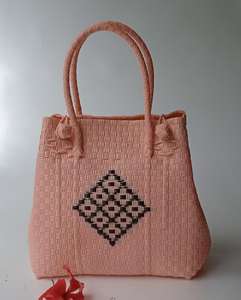 กระเป๋าผ้าทอสำหรับผู้หญิงทำด้วยมือสวยงามและเป็นมิตรกับสิ่งแวดล้อมเครื่องแต่งกายพลาสติกรีไซเคิลที่มีสีสัน - Product Image 1